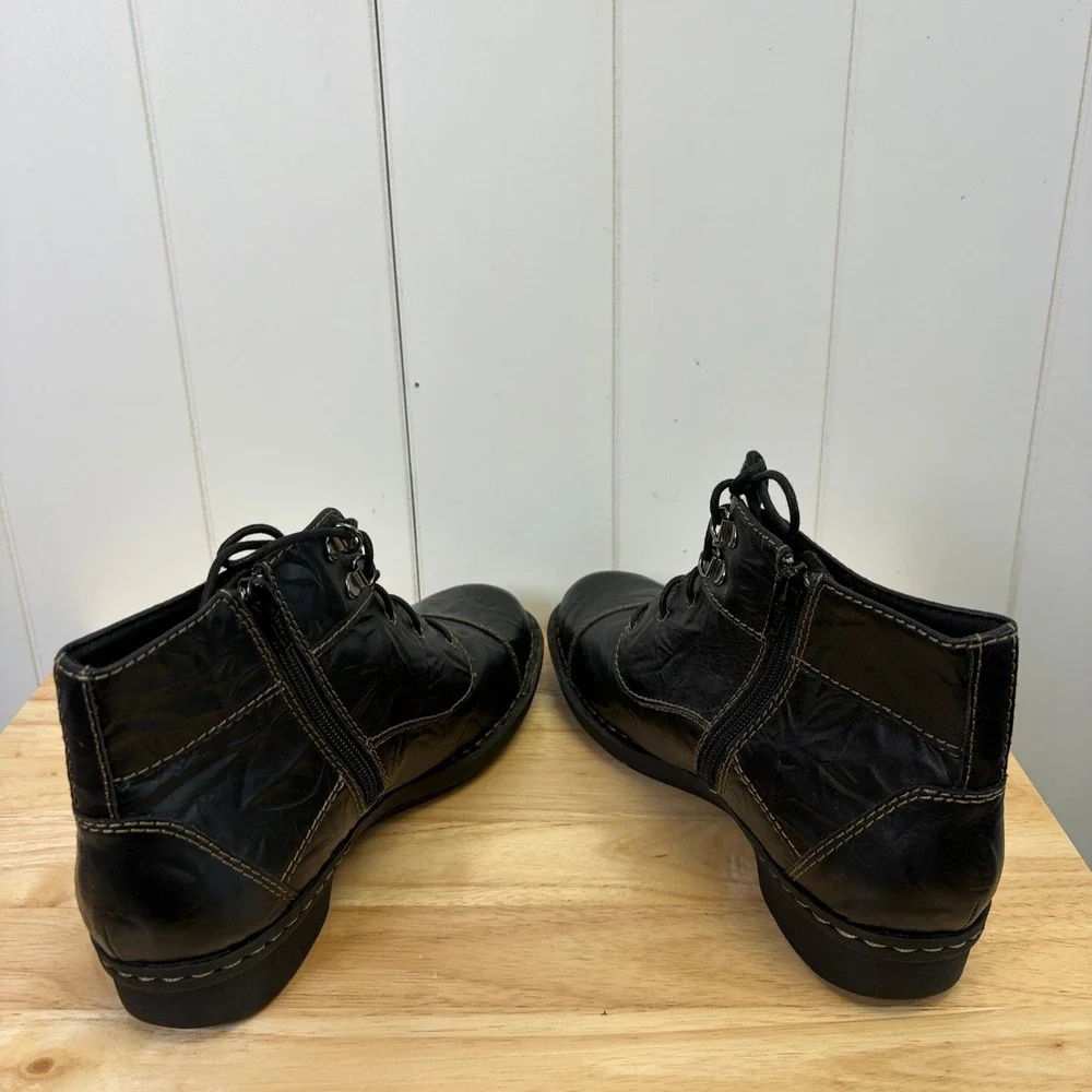 Clarks Bendables Dark Academia Crinkled Leather Ankle Boots Women Size 10M Comfy